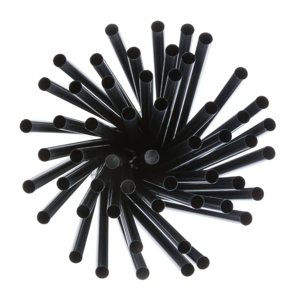 Le cannucce in plastica sono state usate per lungo tempo nella quotidianità di molte persone: usate da piccoli e grandi per sorseggiare bibite rinfrescanti, per poi essere buttate nel bidone della plastica e impiegare diverse centinaia di anni per decomporsi. Simbolo dell’usa e getta, la cannuccia in plastica è stata bandita così come diversi altri prodotti monouso in plastica. Come sostituti, sul mercato sono comparse alternative ecosostenibili: piatti, bicchieri e cannucce biodegradabili che seppure siano usa e getta vengono realizzati con materiali che non inquinano l’ambiente. Difatti, qualsiasi prodotto realizzato in plastica ha un impatto negativo per il Pianeta, ma in particolare lo hanno quelli in plastica monouso soprattutto per la loro grande diffusione. Cannucce biodegradabili: intervenire sul largo consumo Il grave problema delle cannucce monouso è il loro ampio utilizzo. Secondo una ricerca di Eunomia, negli Stati Uniti si utilizzano circa venti miliardi di cannucce l’anno, in Italia intorno a due miliardi. Se realizzate in plastica, si può intuire subito il pesante impatto sull’ambiente. Considerando poi che la maggior parte delle cannucce in plastica non sono riciclabili, in quanto realizzate spesso in polipropilene (una tipologia di plastica non facilmente riciclabile), diventa evidente la necessità di produrle in materiali alternativi. Le norme emanate per limitare il consumo di prodotti monouso in plastica hanno colpito anche le cannucce, dando il via alla ricerca di materiali alternativi e biodegradabili in grado di ridurre la plastica da smaltire. Ecco che allora hanno iniziato a prendere piede cannucce biodegradabili generalmente realizzate in carta o PLA. Cannucce biodegradabili: stop all’inquinamento del mare Le cannucce risultano essere tra i rifiuti maggiormente raccolti sulle coste. A causa di uno smaltimento scorretto o di una cattiva gestione dei rifiuti molte cannucce finiscono in mare contribuendo all’inquinamento degli oceani e diventando elementi pericolosi per gli animali marini. Cannucce in plastica: la necessità di ridurre il consumo di plastica Ormai sono miliardi i prodotti realizzati in plastica e purtroppo soltanto parte della plastica che usiamo può essere riciclata. Un primo passo nel contrastare l’uso di questo materiale è certamente limitarne l’utilizzo nella produzione di oggetti usa e getta. Meglio materiali ecosostenibili. In questo senso le cannucce biodegradabili rappresentano una grande soluzione: il loro smaltimento non incide negativamente sull’ambiente, così come la loro produzione risulta notevolmente meno impattante. Produrre infatti cannucce biodegradabili richiede un minor utilizzo di petrolio e inferiori emissioni di CO2 rispetto alla loro produzione in plastica. Il tutto garantendo le medesime caratteristiche funzionali e igieniche delle tradizionali cannucce in plastica. Le cannucce biodegradabili risultano inoltre più sicure da utilizzare con le bevande calde: le cannucce in plastica sottoposte a calore possono risultare tossiche perché potrebbero rilasciare sostanze chimiche nocive. Infine, grazie alla scelta di materiali specifici, le cannucce biodegradabili si decompongono nel corso di 6 mesi, e addirittura in 3 in caso siano compostabili.