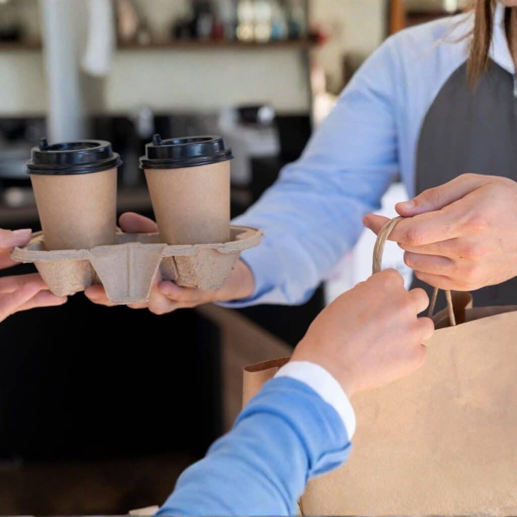 Stoviglie biodegradabili personalizzate: come rafforzare l’immagine del tuo brand